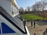 Plaatsing zonnepanelen (deel 2) op dak van kantine op zaterdag 28 januari 2023 (19/22)